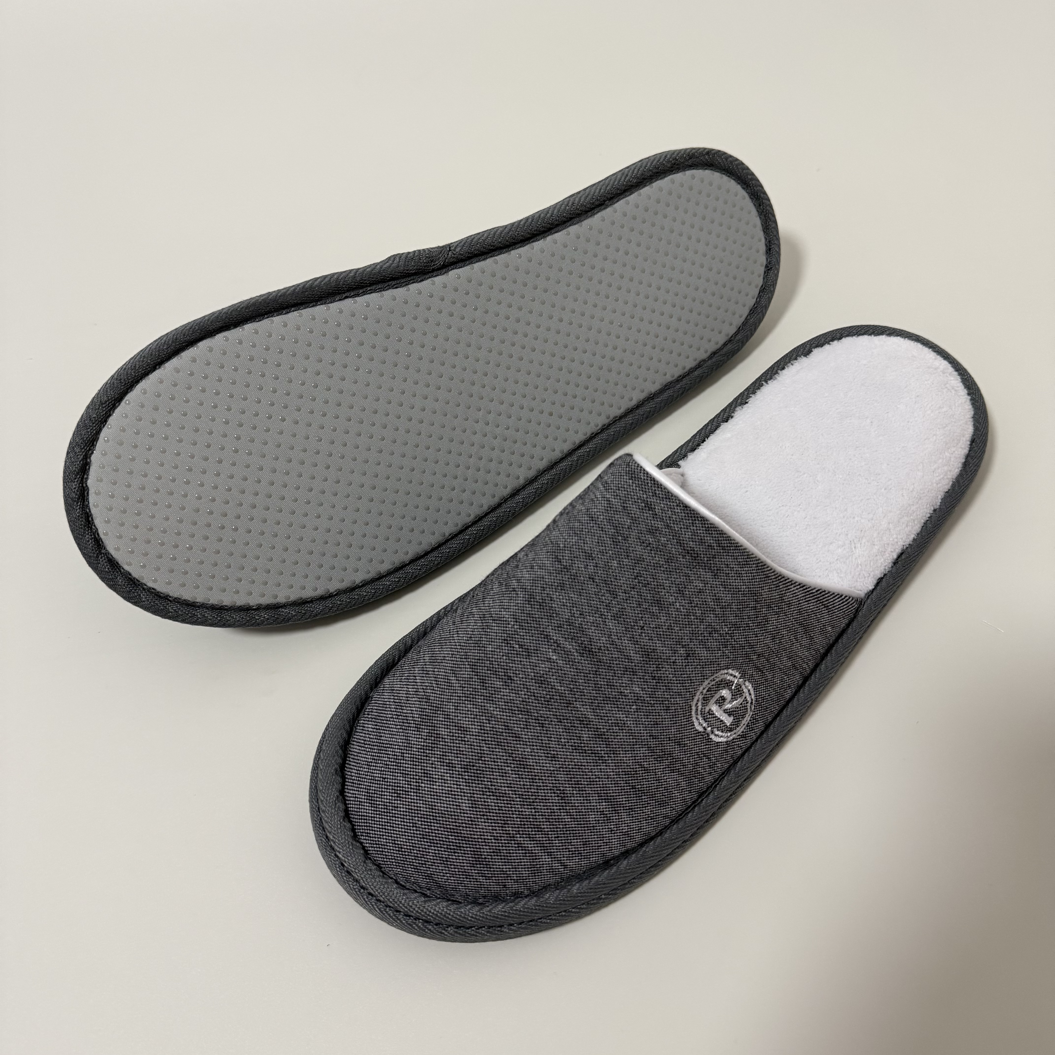 Custom Grey Fabric Closed Toe Hotel Slippers Manufacturer