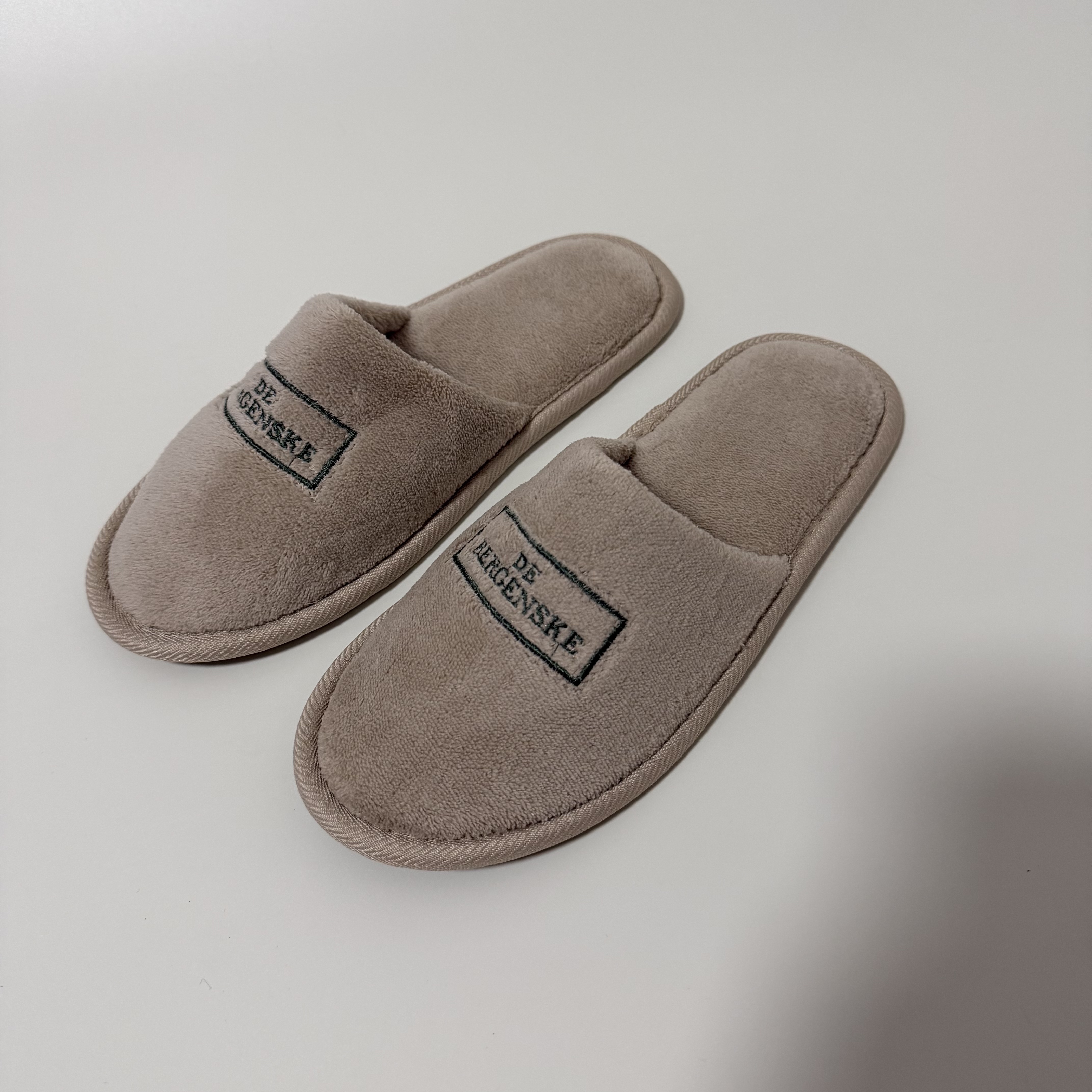 Custom Taupe Coral Fleece Closed Toe Hotel Slippers Manufacturer | Wholesale Embroidered Label Hospitality Slippers