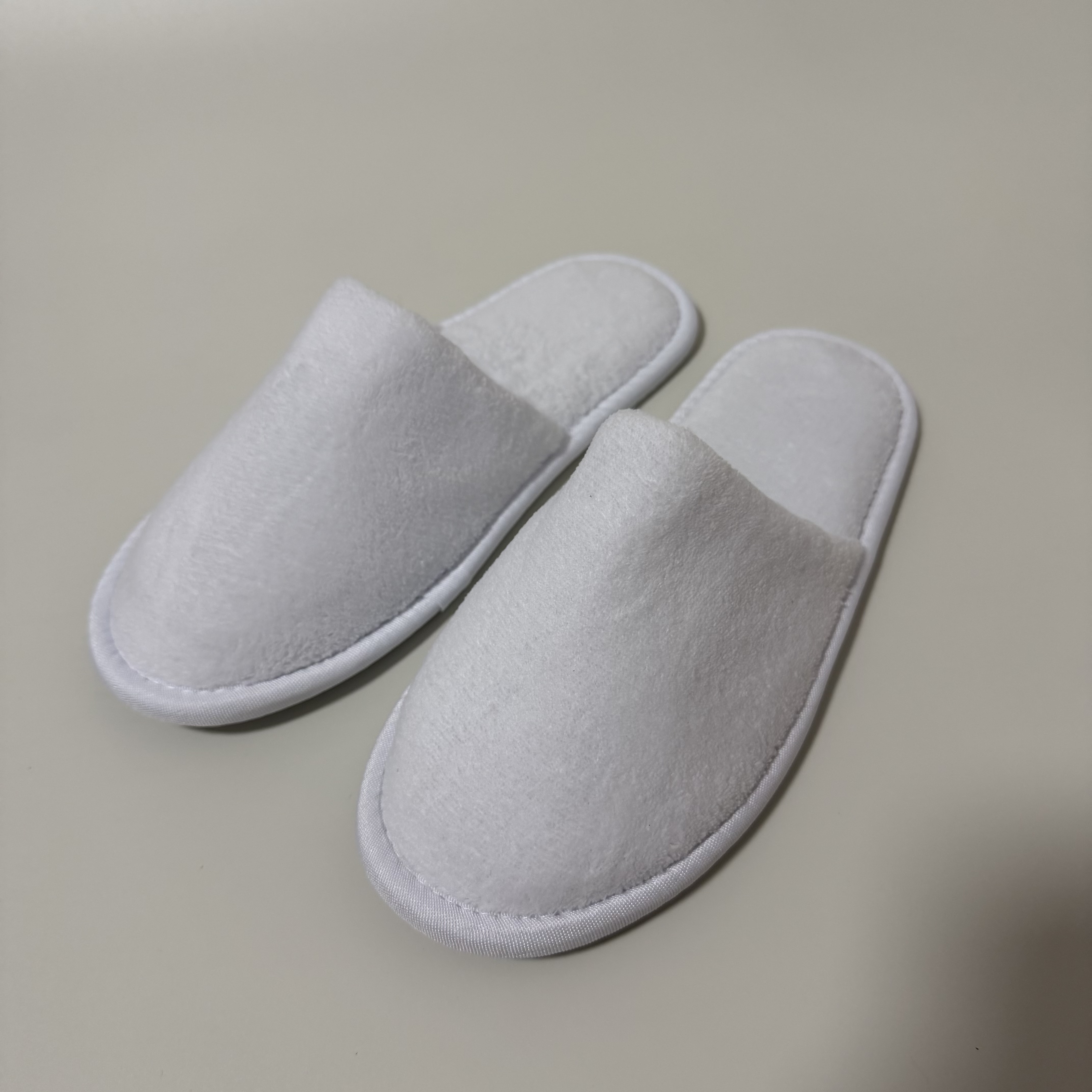 Wholesale Custom White Coral Fleece Closed Toe Hotel Slippers Manufacturer 