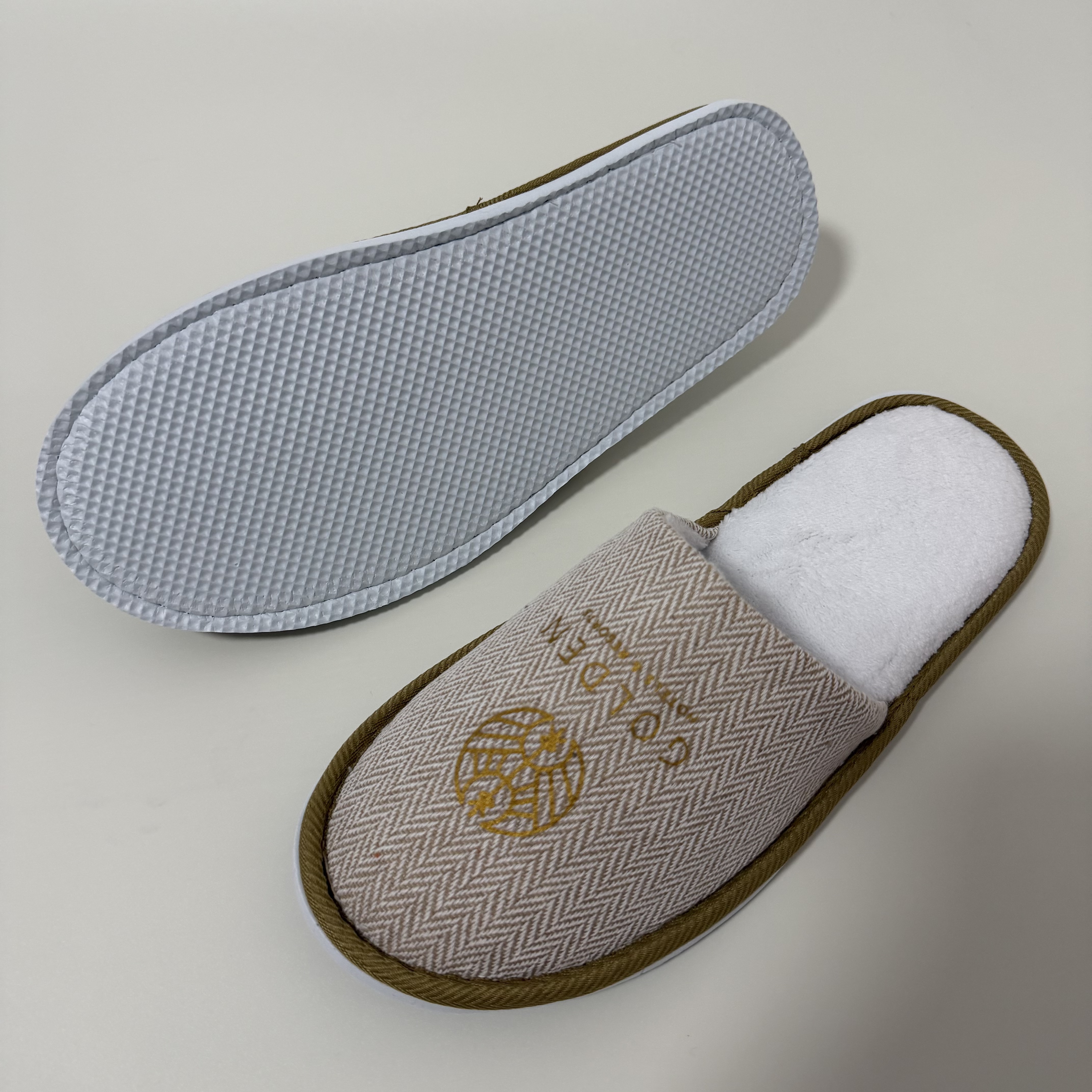 Custom Herringbone Cloth Closed Toe Hotel Slippers Manufacturer