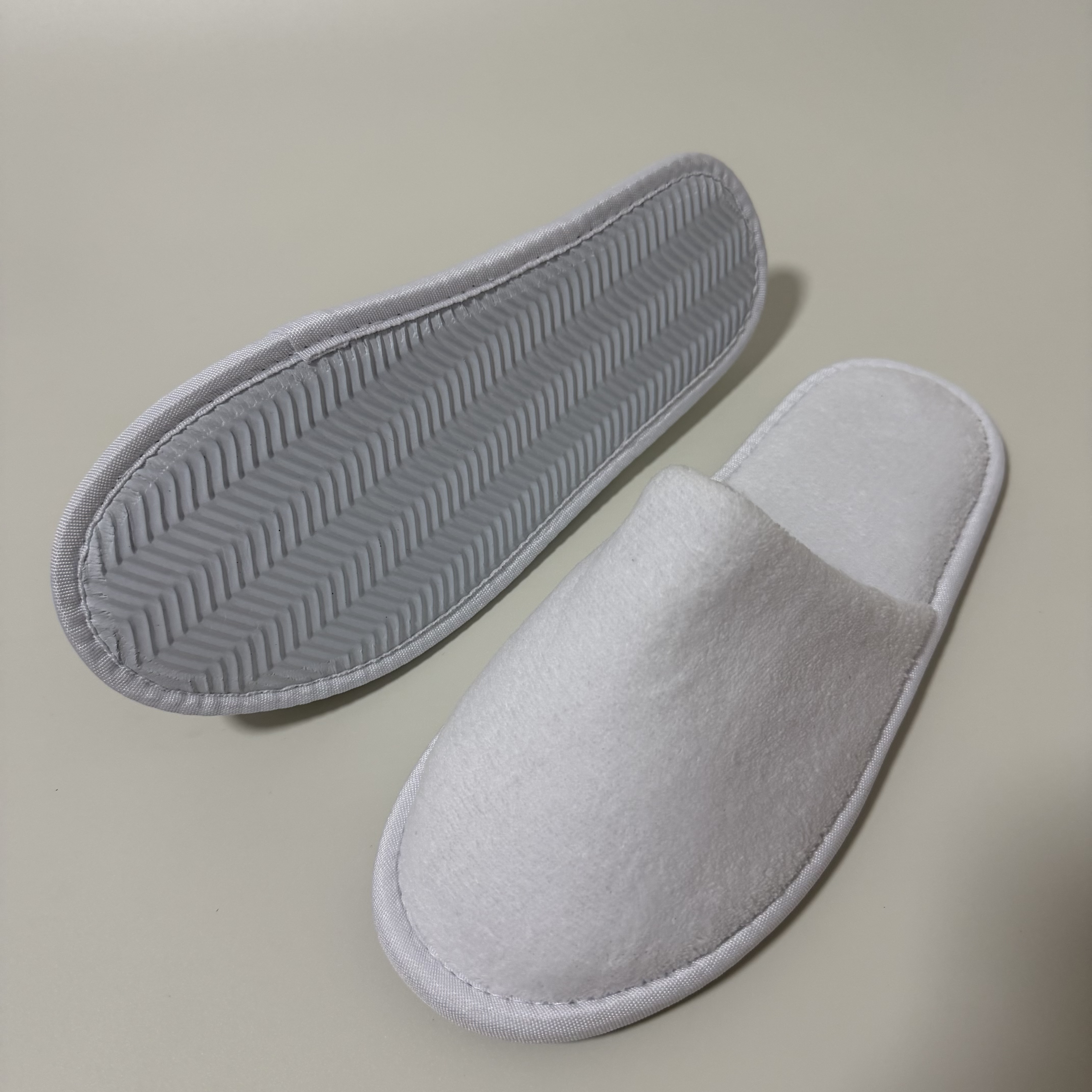 Wholesale Custom White Coral Fleece Closed Toe Hotel Slippers Manufacturer 