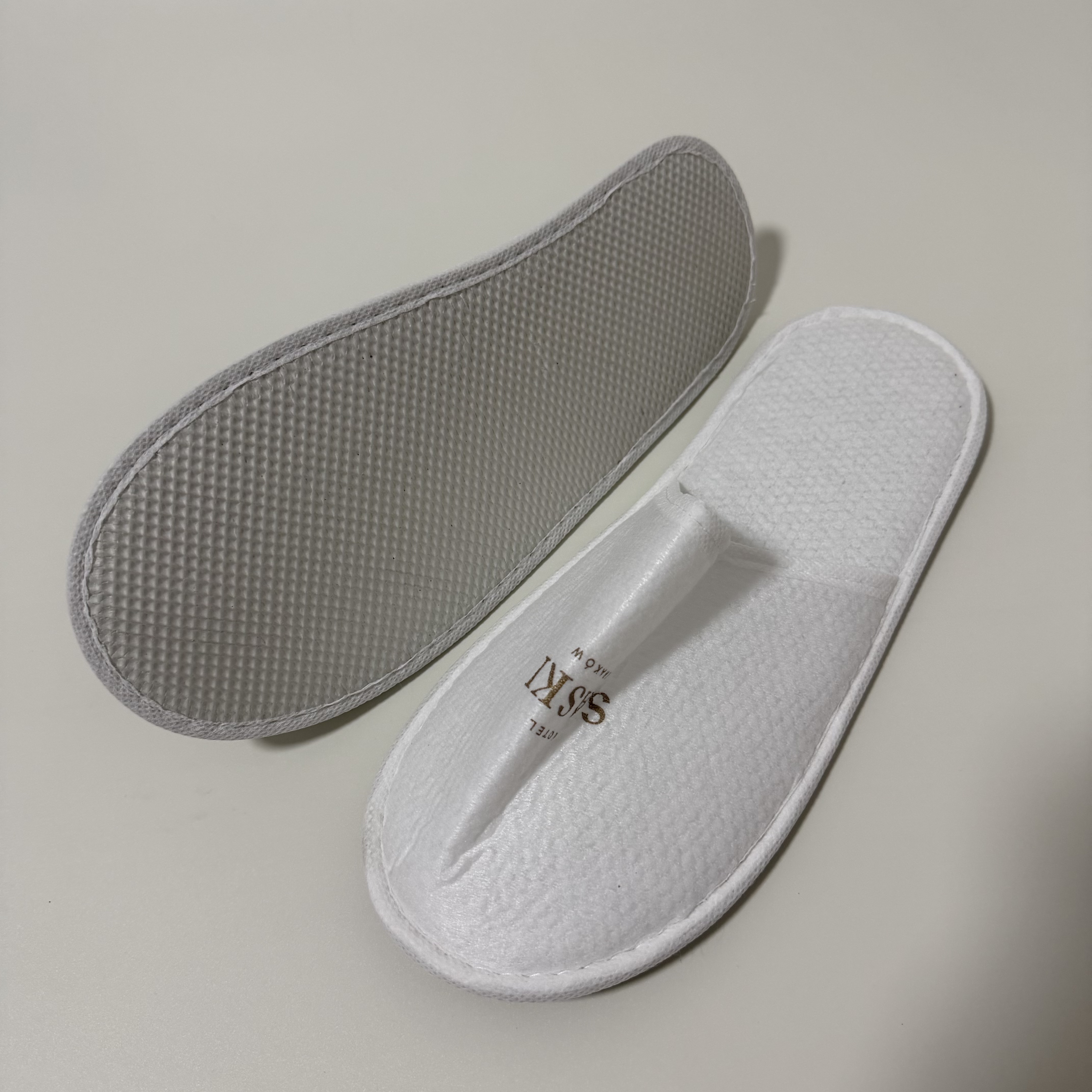 Custom White Non Woven Pearl Cotton Closed Toe Hotel Slippers Manufacturer