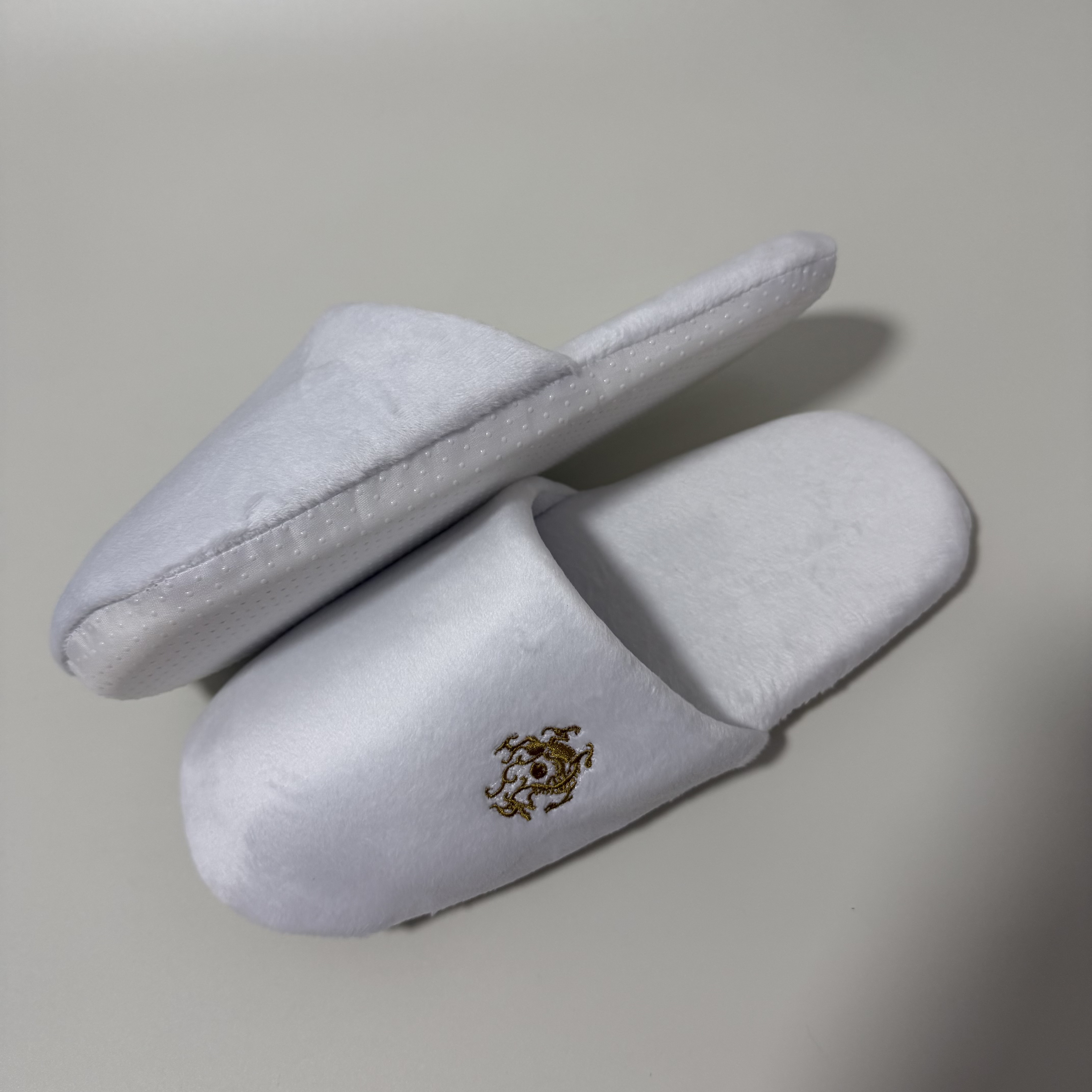 Custom White Coral Fleece Closed Toe Foam Hotel Slippers Manufacturer