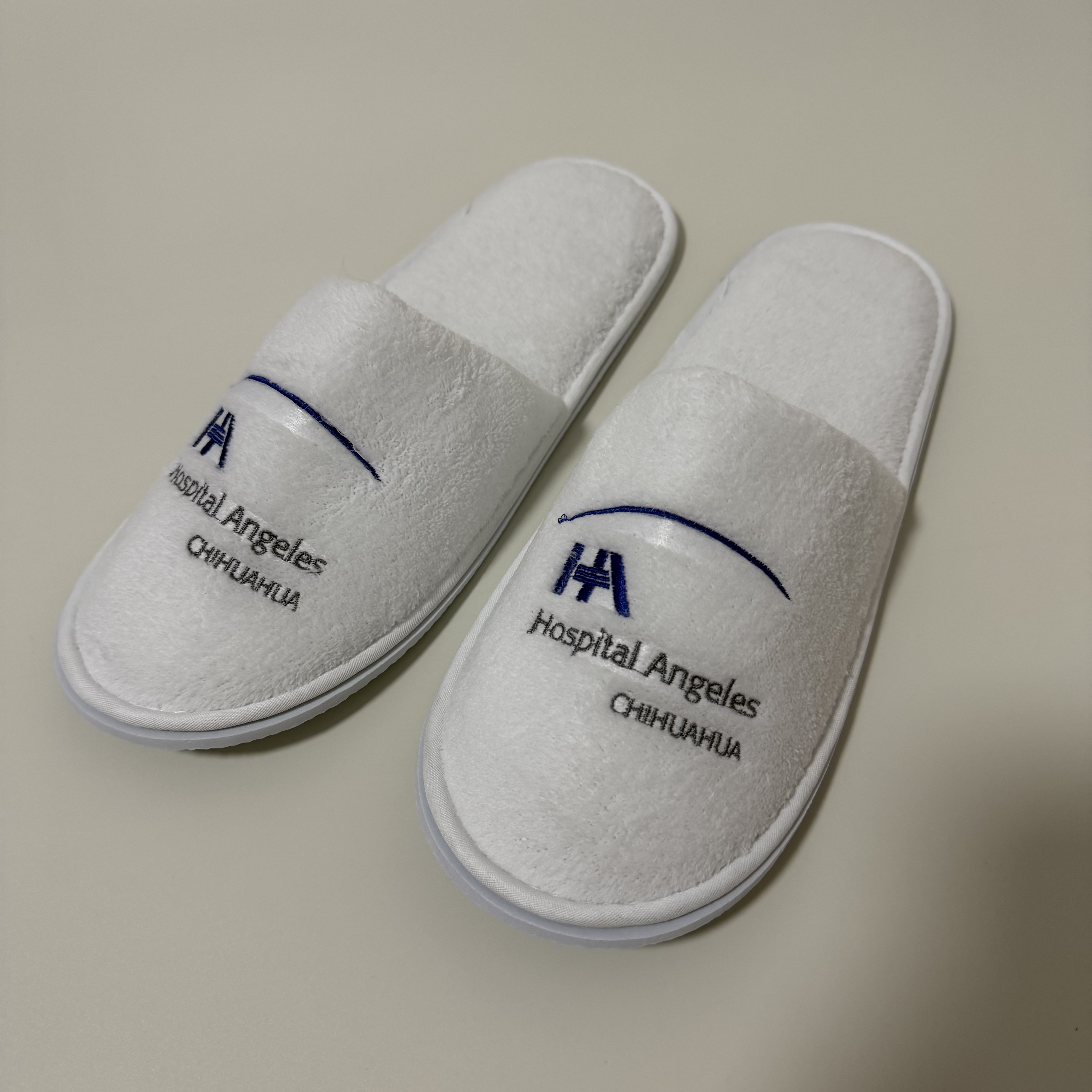 Custom White Terry Cloth Closed Toe Hospital Hotel Slippers Manufacturer