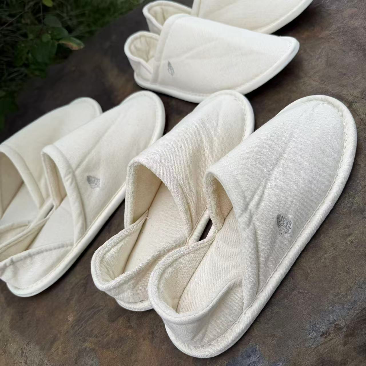 Resort hotel slippers made of light rice cotton canvas fabric with heel wrap