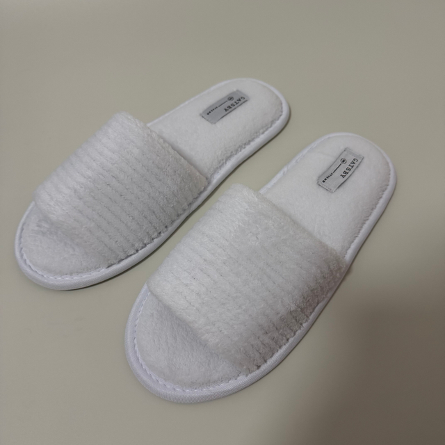Custom White Open Toe Coral Fleece Hotel Slippers Manufacturer | Wholesale Soft Hospitality Slippers