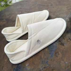 Resort hotel slippers made of light rice cotton canvas fabric with heel wrap