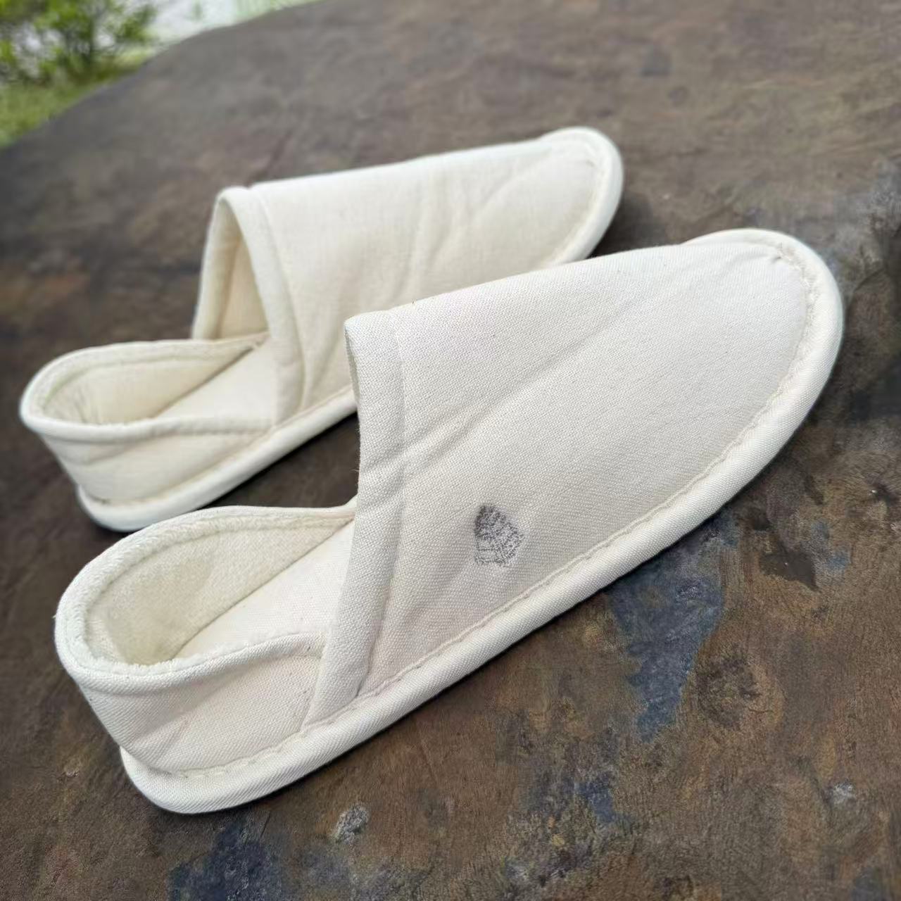 Resort hotel slippers made of light rice cotton canvas fabric with heel wrap