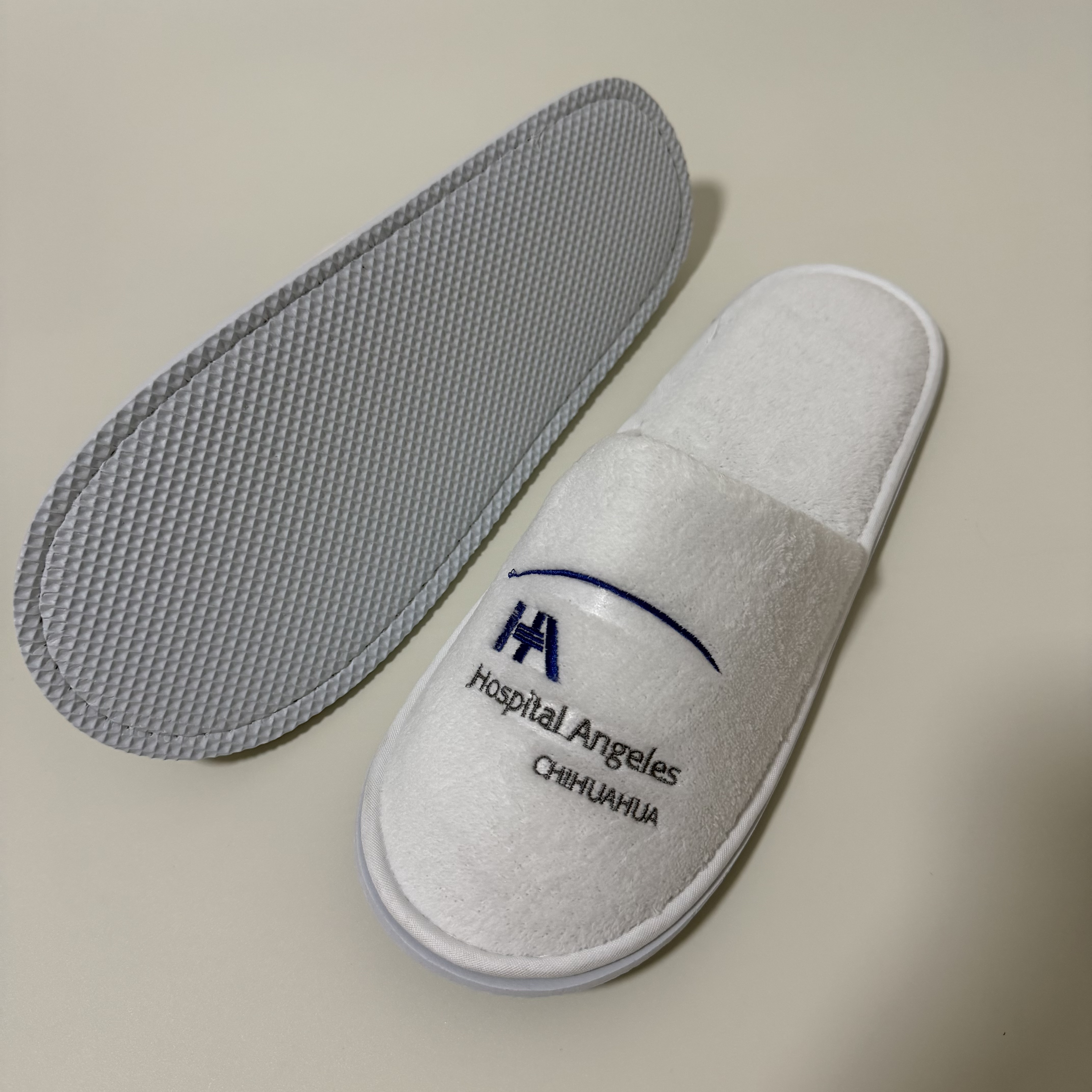 Custom White Terry Cloth Closed Toe Hospital Hotel Slippers Manufacturer