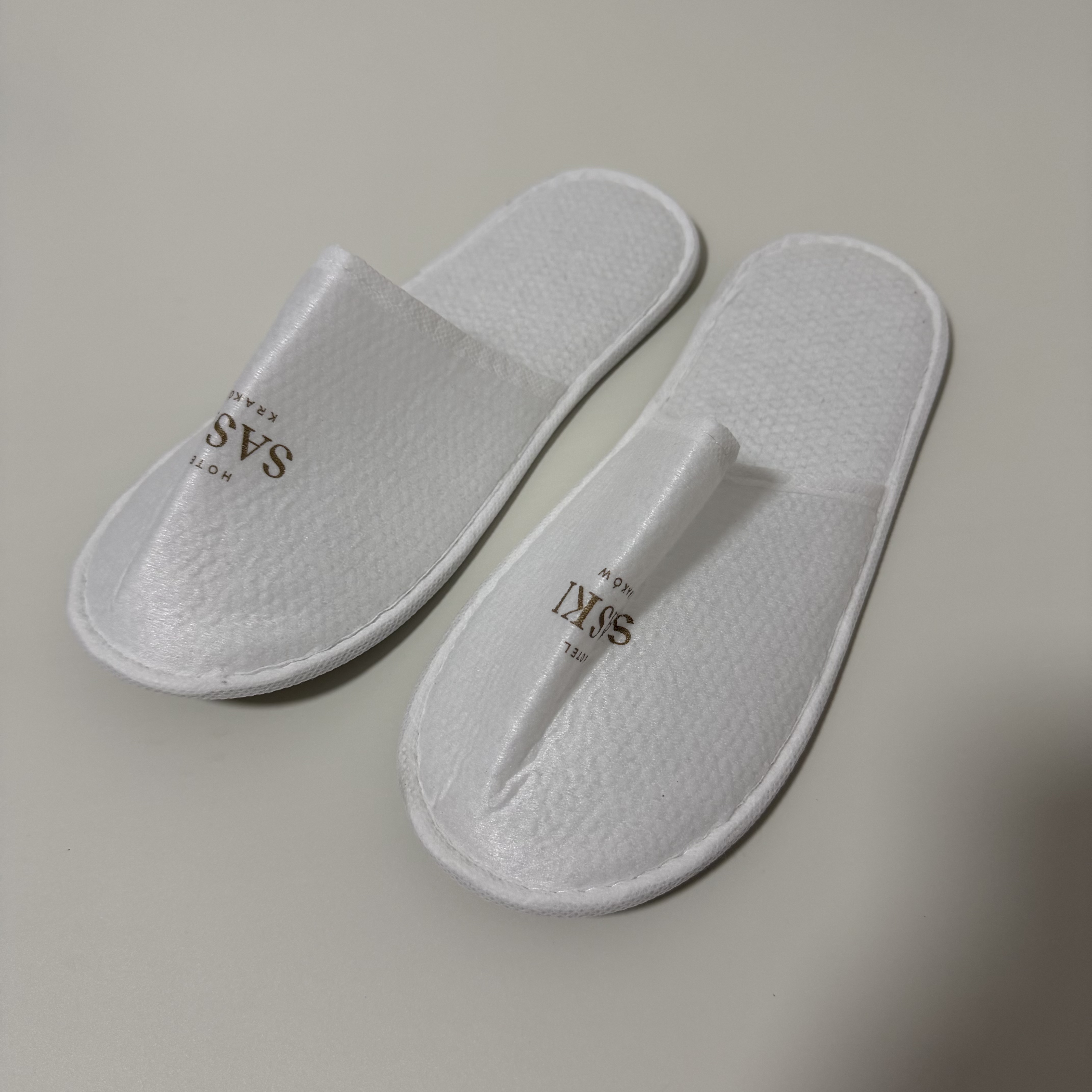 Custom White Non Woven Pearl Cotton Closed Toe Hotel Slippers Manufacturer