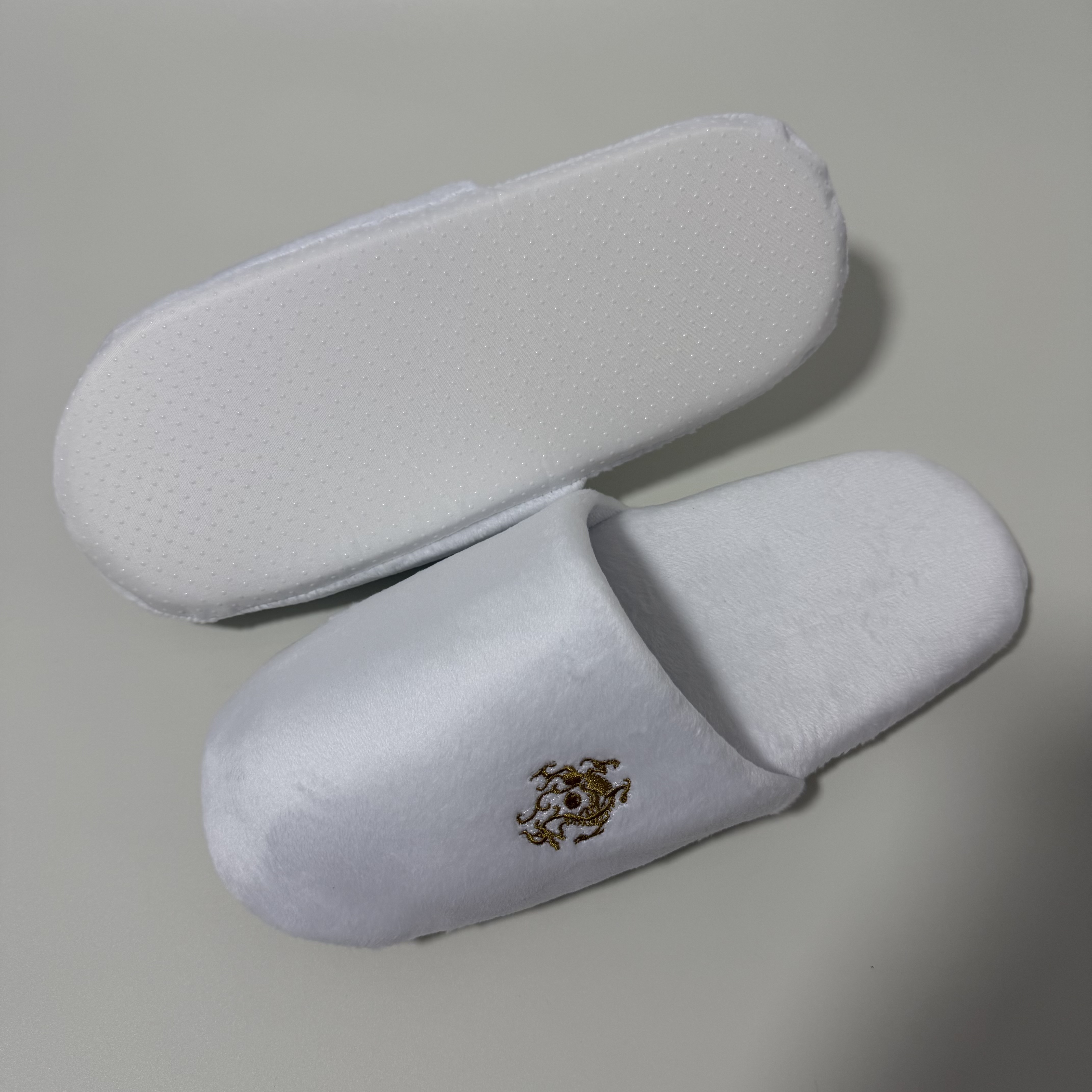 Custom White Coral Fleece Closed Toe Foam Hotel Slippers Manufacturer